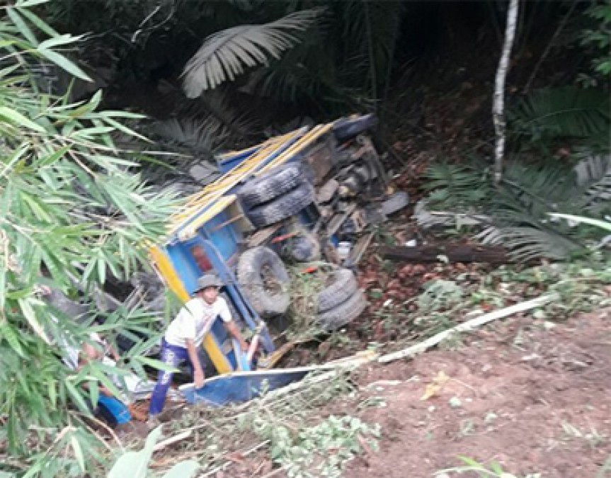 Mati Mesin Ditanjakan Truk pengangkut Semen Terbalik