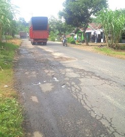Jalan Rusak Ancam Pengendara
