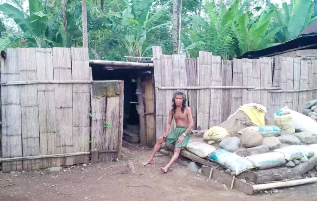 Praja Mandiri Bersama Warga Gotong Royong Bangun Rumah Sam Ihim