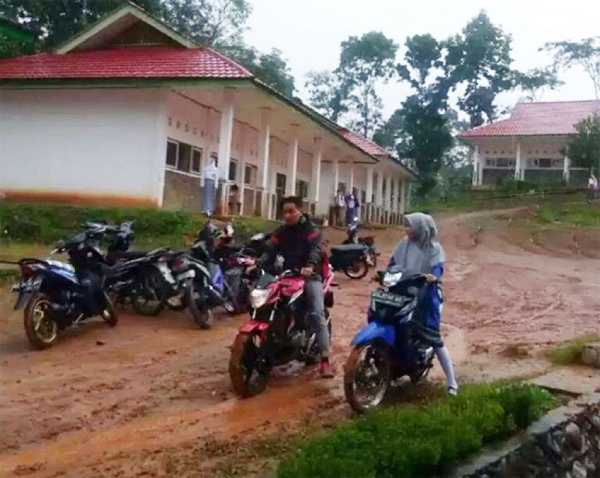 Jalan Lingkungan Sekolah SMAN 11 RL Becek Dan Licin ‎
