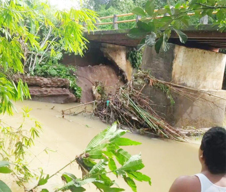 Dihantam Banjir Pondasi Jembatan Ambruk ‎