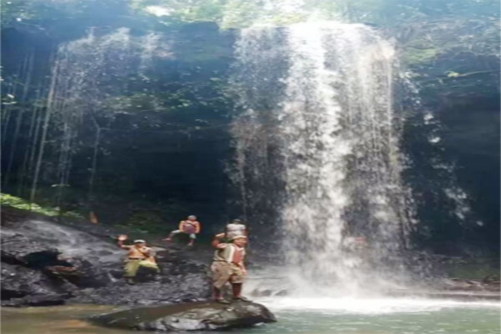 Indahnya Air Terjun Di Desa Ujan Panas