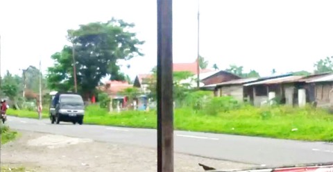 Depan Pasar Kelurahan PUT Ditumbuhi Semak Belukar