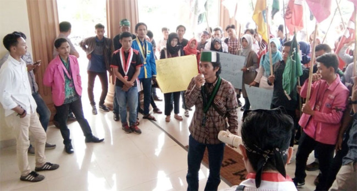 Bakar Ban, Aliansi OKP Cipayung Silampari Gelar Aksi Demo