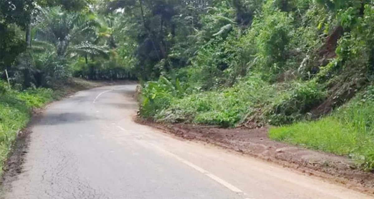 Tumpukan Tanah Longsor di Badan Jalan Ancam Keselamatan Pengendara