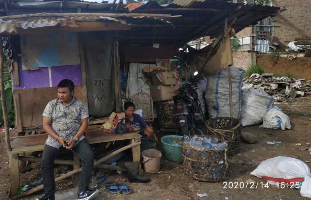 Mengais Rezeki Di Tumpukan Sampah