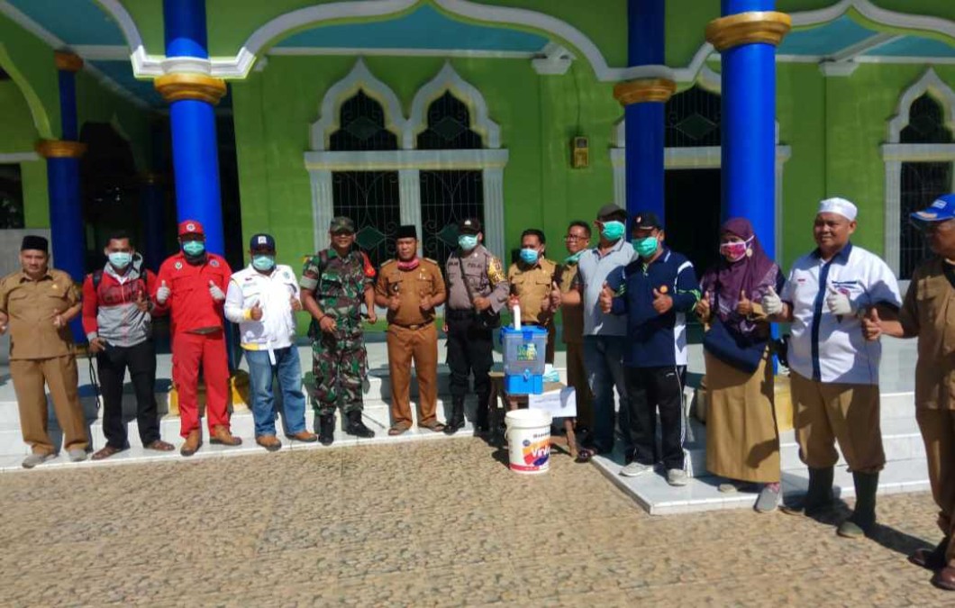 Cegah Covid-19, Kecamatan Selangit Lakukan Penyemprotan Disinfektan