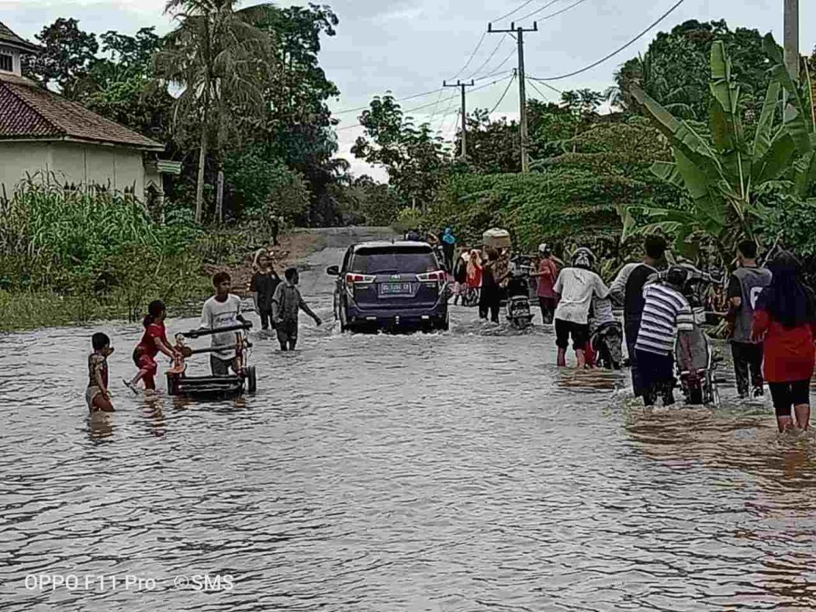 Diguyur Hujan Semalaman, Jalan Penghubung Kecamatan Terendam Banjir