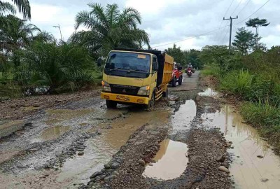 Jalan Penghubung Desa Rusak Parah