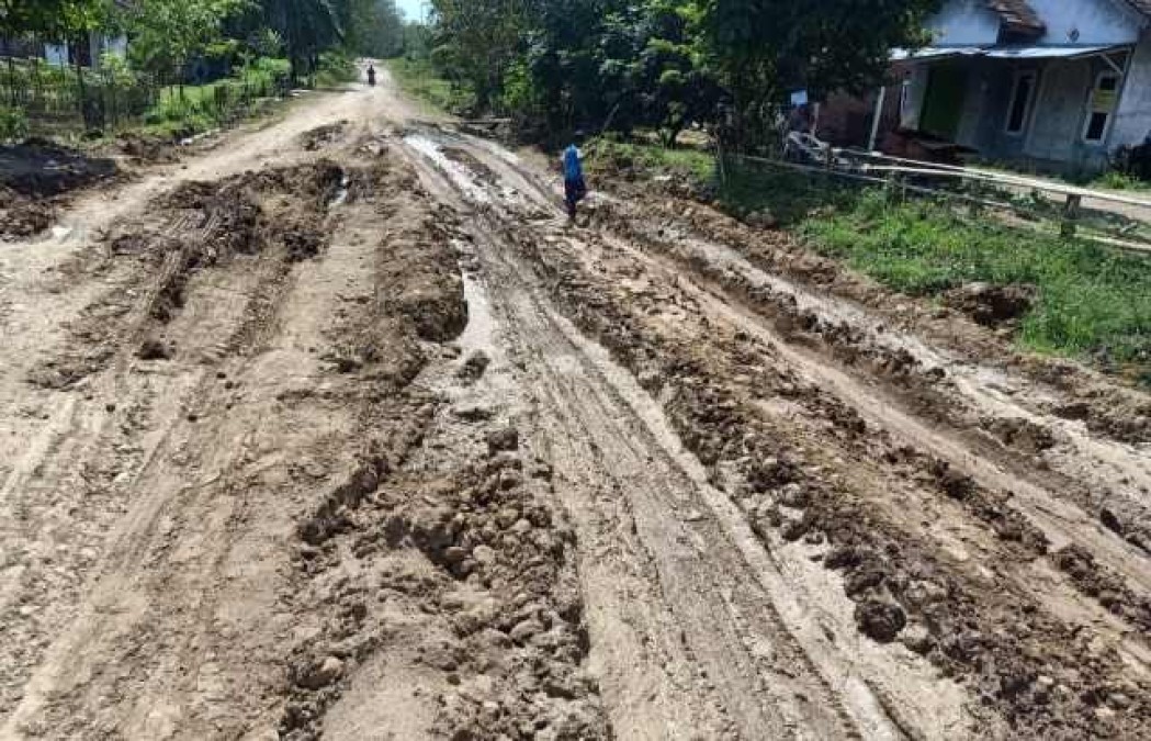 Jalan Rusak Parah, Halaman Rumah Warga Jadi Alternatif