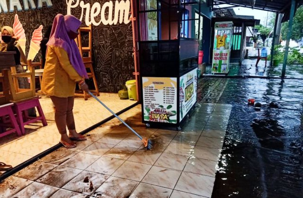 Saluran Irigasi Meluap, Pedagang Mengeluh