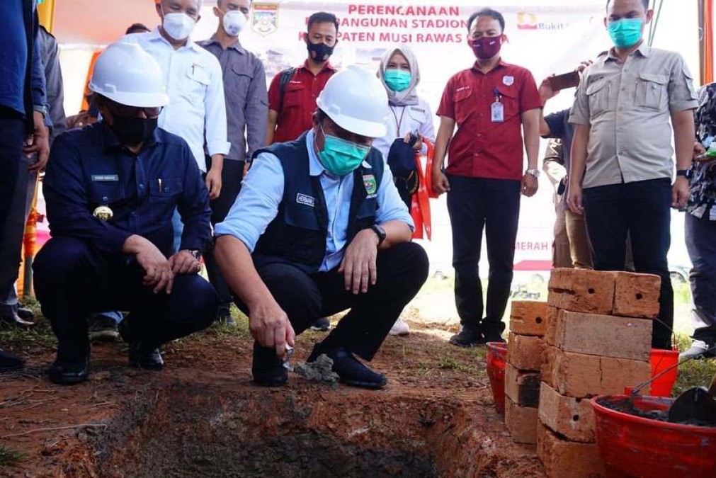 Syarif Hidayat Dampingi Gubernur Sumsel Lakukan Peletakan Batu Pertama Stadion Mini
