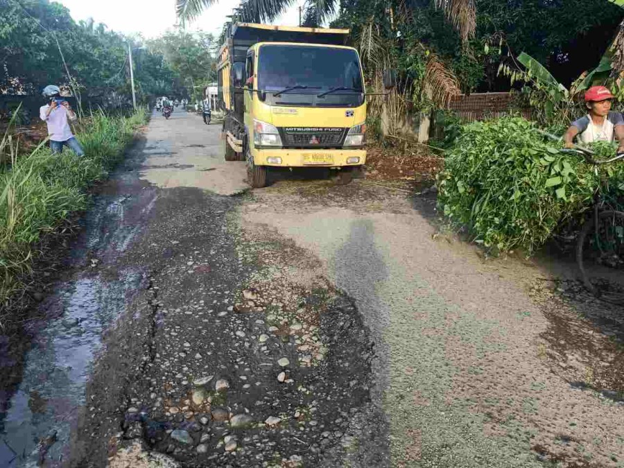 Jalan Berlubang Bahayakan Pengendara