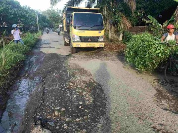 Jalan Berlubang Bahayakan Pengendara