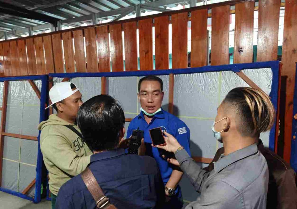 Reses Fauzi H Amro Bantu Pedagang Kios dan Sopir Angkot