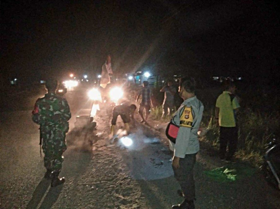 Antisipasi Kecelakaan, Bhabinkamtibmas, Bhabinsa dan Warga Perbaiki Jalan