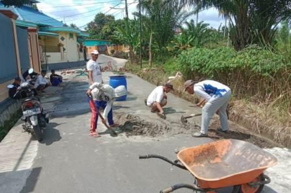 Warga RT 09 Gotong Royong Perbaiki Jalan Berlubang