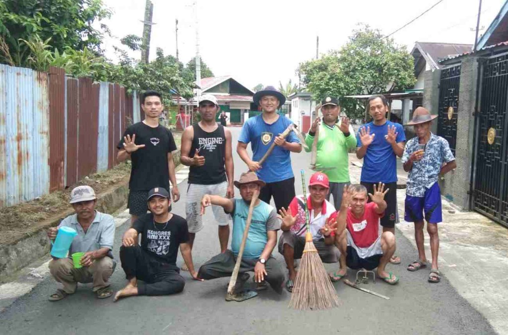 Cegah DBD, Warga RT 09 dan RT 11 Kelurahan Kenanga Gotong Royong Bersihkan Lingkungan
