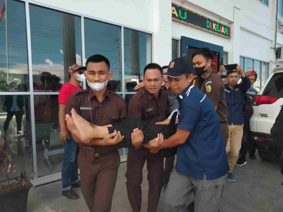 Hendak Di Periksa, Mantan Korsek Bawaslu Muratara Pingsan