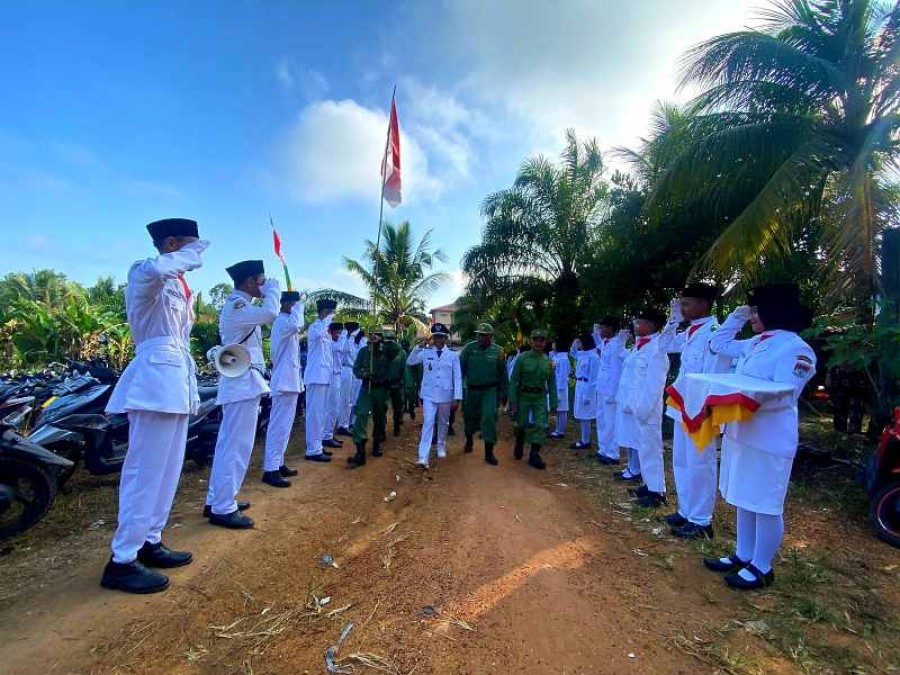 Upacara HUT RI, Kades Suka Makmur Jalan Kaki 500 Meter