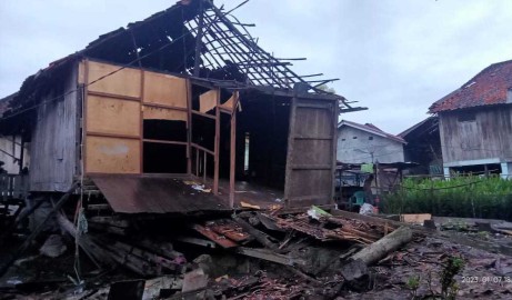 Diterjang Puting Beliung Satu Rumah Warga Rusak Berat