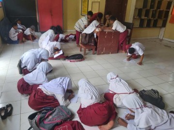 Siswa SDN Pangakalan Belajar di Lantai
