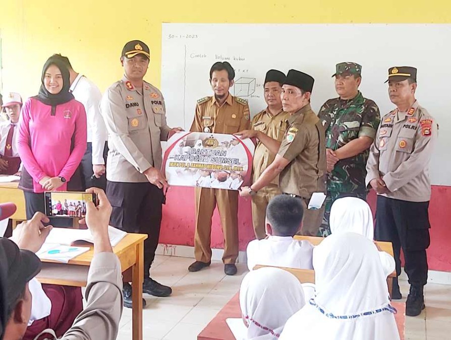 Peduli Dunia Pendidikan, Kapolda Sumsel Salurkan Bantuan Untuk SD Negeri Pangkalan