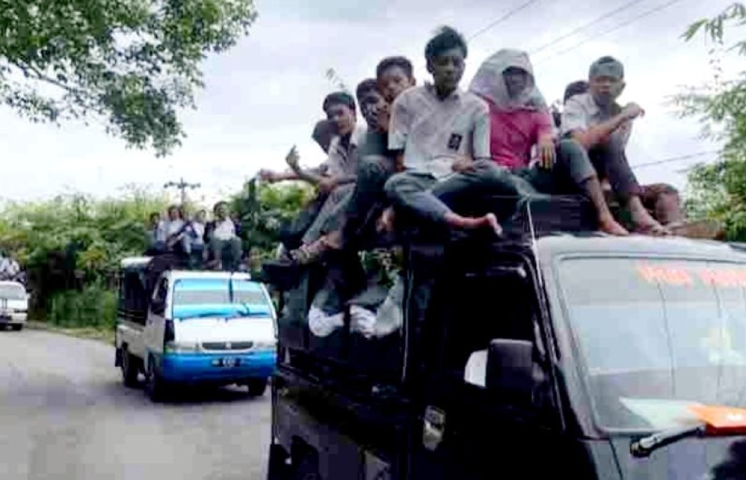 Minim Transportasi, Pelajar Pergi Sekolah Naik Keatap Angdes