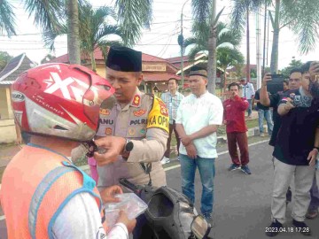 Kapolres Musi Rawas Ajak Pekerja Media Bagikan Takjil
