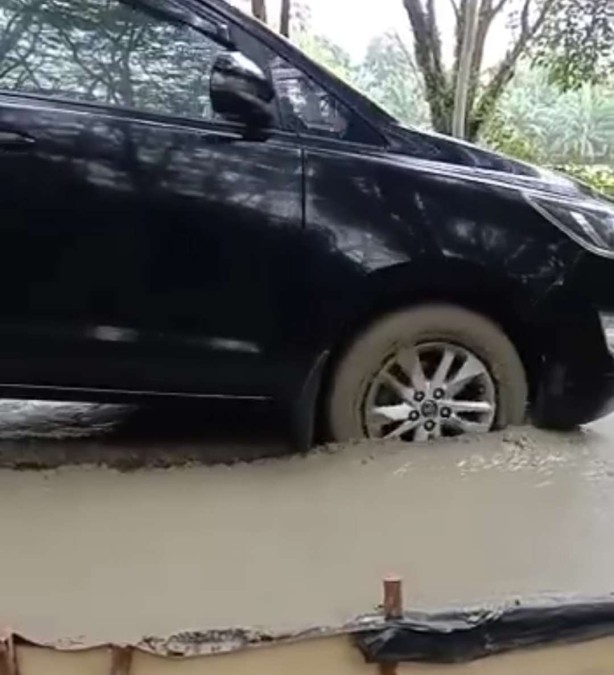 Kendaraan Plat Merah Paksa Terobos Jalan Yang Baru Dicor