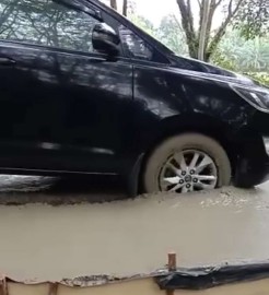 Kendaraan Plat Merah Paksa Terobos Jalan Yang Baru Dicor