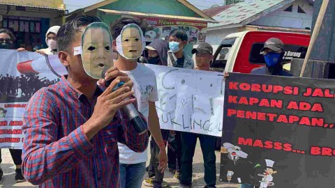 Aksi Demo, APBS Beri Hadiah Tikus Putih Pada Kajari Lubuklinggau