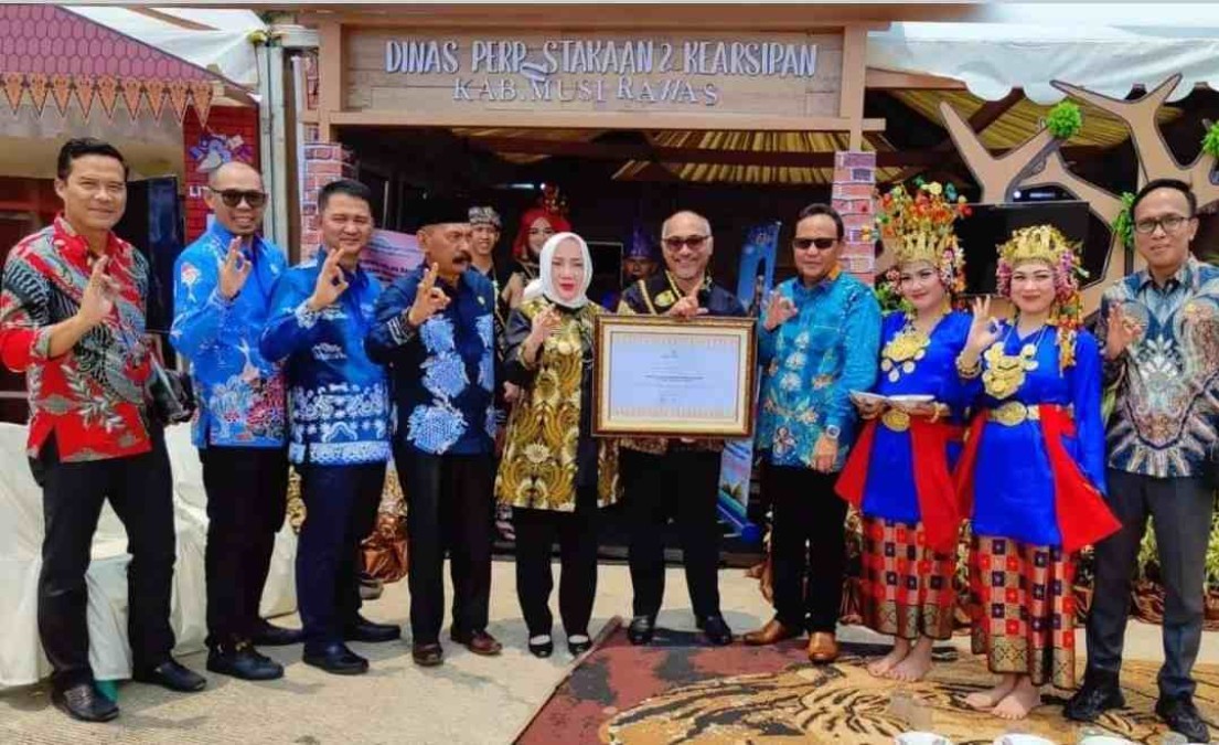 Bapak Literasi Mura Terima Penghargaan di Bidang Perpustakaan TK Provinsi Sumsel