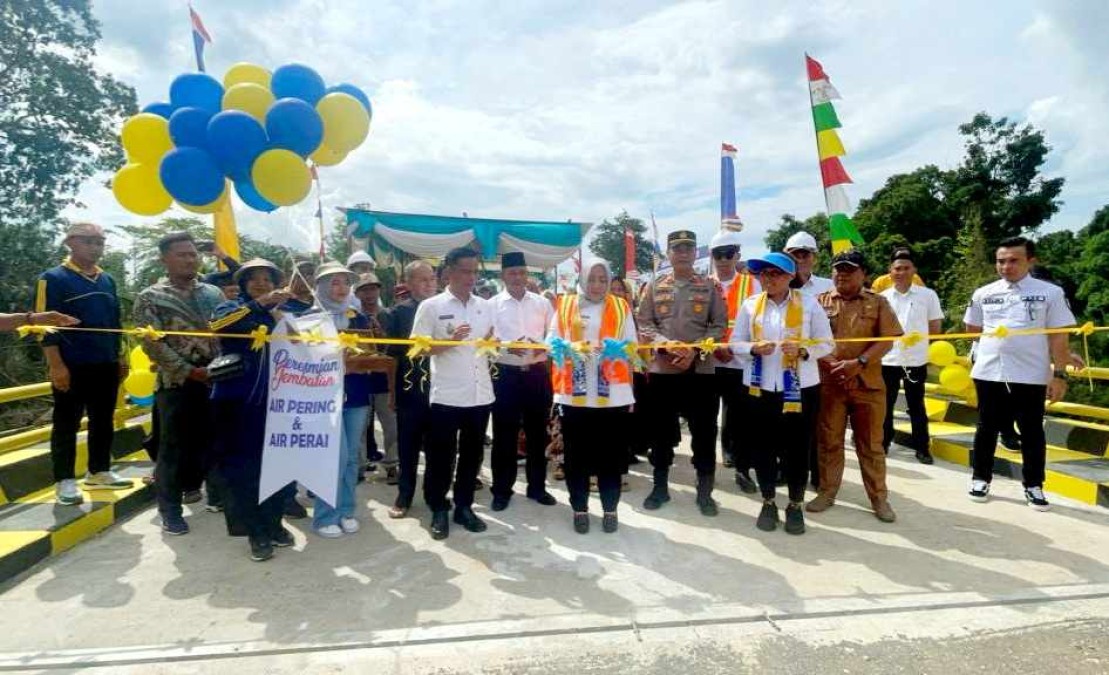 Bupati Musi Rawas Hj. Ratna Machmud Resmikan Jembatan Air Pering dan Air Pelai