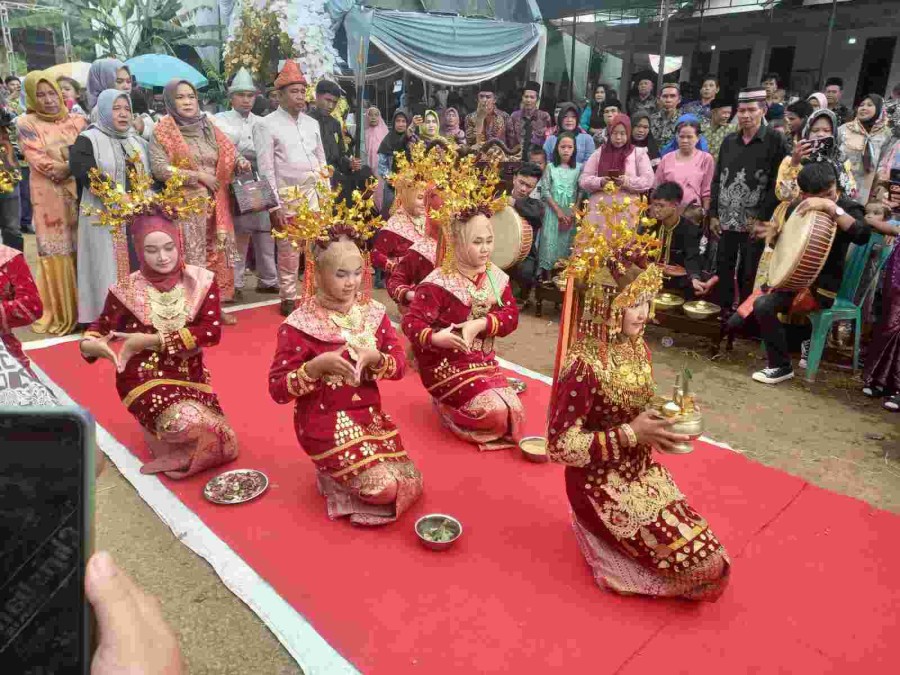 Sanggar Benuang Sakti Meriahkan Pernikahan Asih Yuniar dan Fredy Guntara
