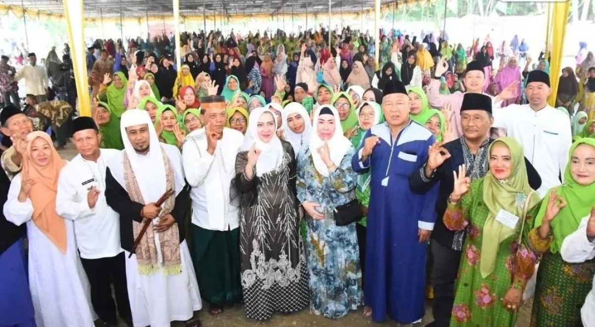 Hj. Ratna Machmud Hadiri Pengajian Akbar dan Istighosah di STL Ulu Terawas