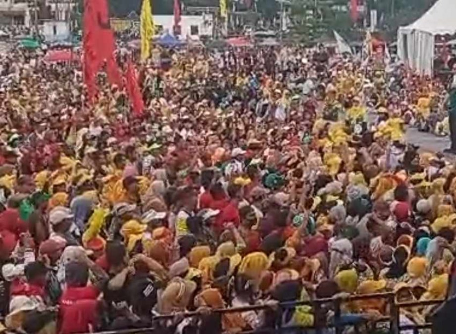 Ribuan Masyarakat Padati Lapangan TOS Ikuti Kampanye Akbar Pasangan ROIS