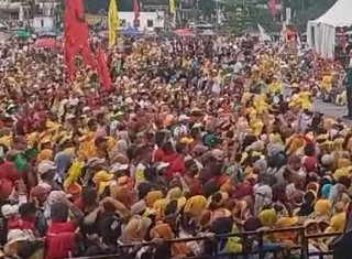 Ribuan Masyarakat Padati Lapangan TOS Ikuti Kampanye Akbar Pasangan ROIS